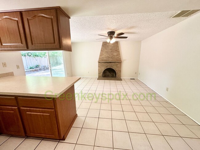 Building Photo - Gorgeous 4 Bedroom 2 Bath with Fully Fence...