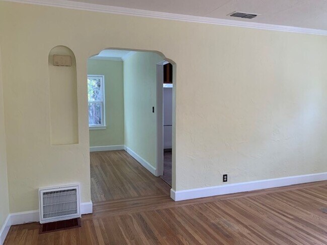 Building Photo - Adorable Three Bedroom, One-story Home in ...