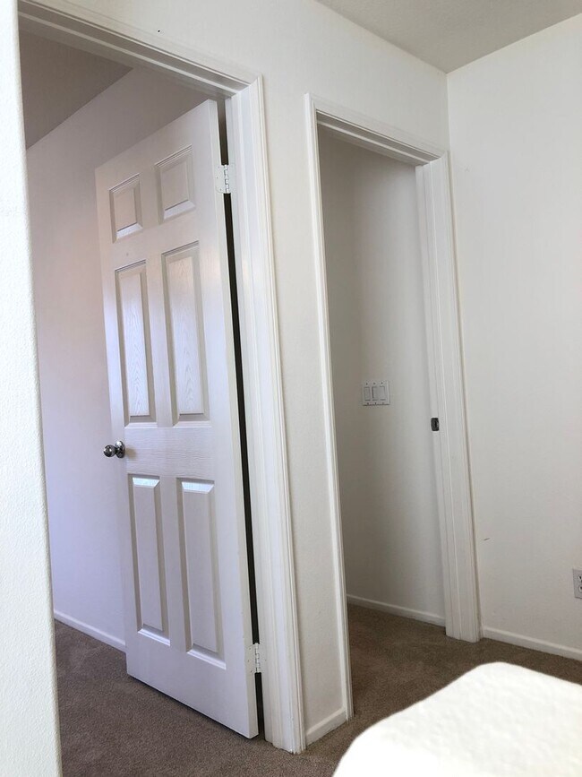 Building Photo - CHARMING 3 BR/2.5 BATH  " TWELVE PICKET LA...