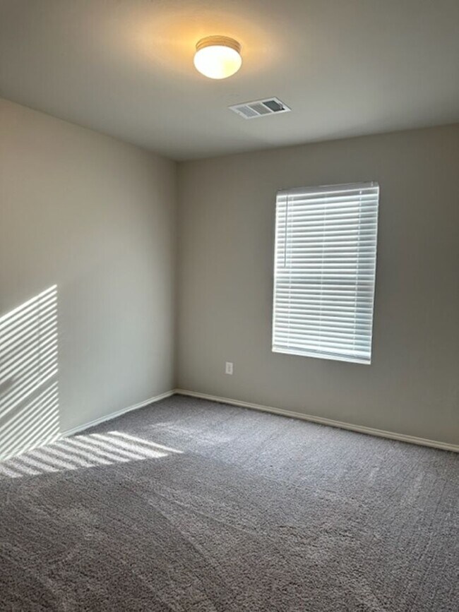 Building Photo - Newer 3 Bedroom/2 Bath Home in Newcastle -...