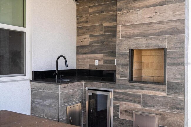 Building Photo - 5090 Shady Pnes Dr