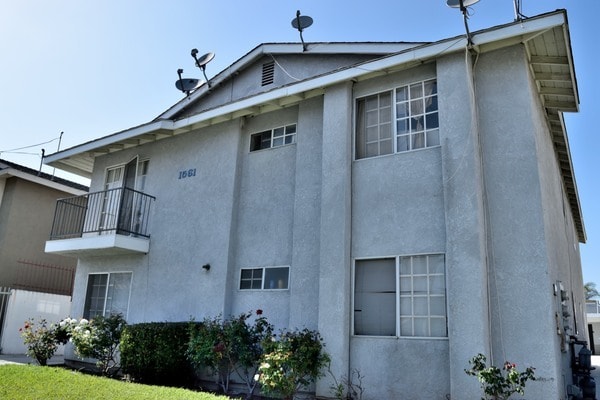 Building Photo - 1561 W 204th St