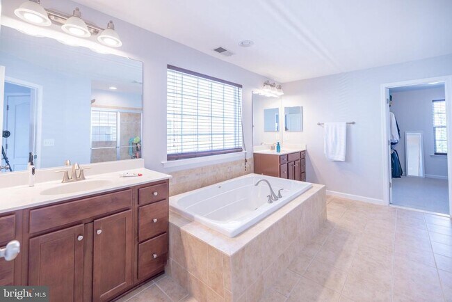Building Photo - 8727 Raleigh Mews