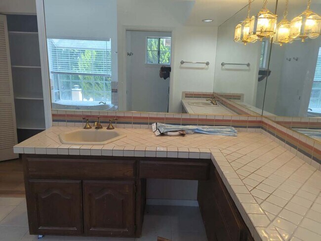 Building Photo - Beautiful and Spacious 4 Bed, 3 Bath Home ...