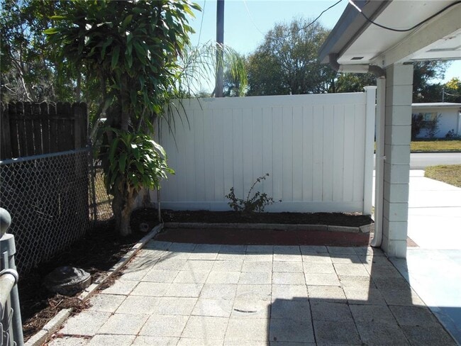 Building Photo - 2204 20th Ave W