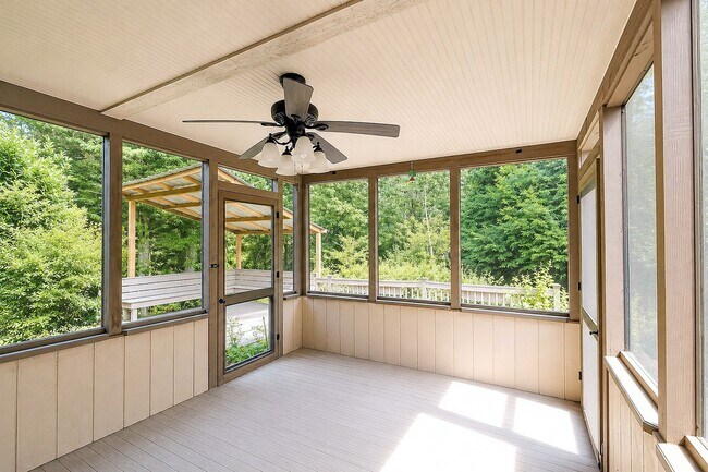 Building Photo - 1011 Highlands Dr