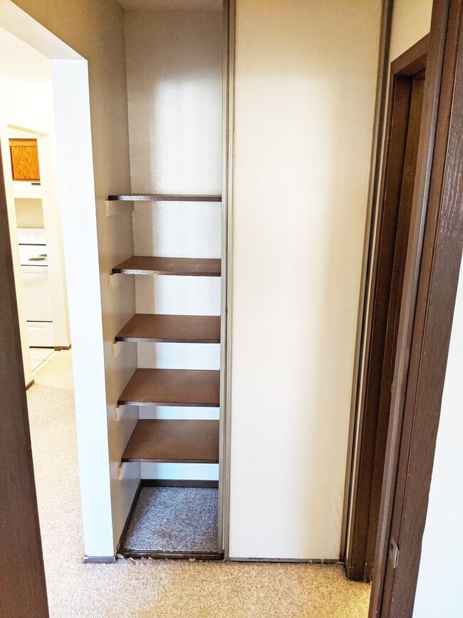 Building Photo - 1 Bedroom Apartment in Lonsdale