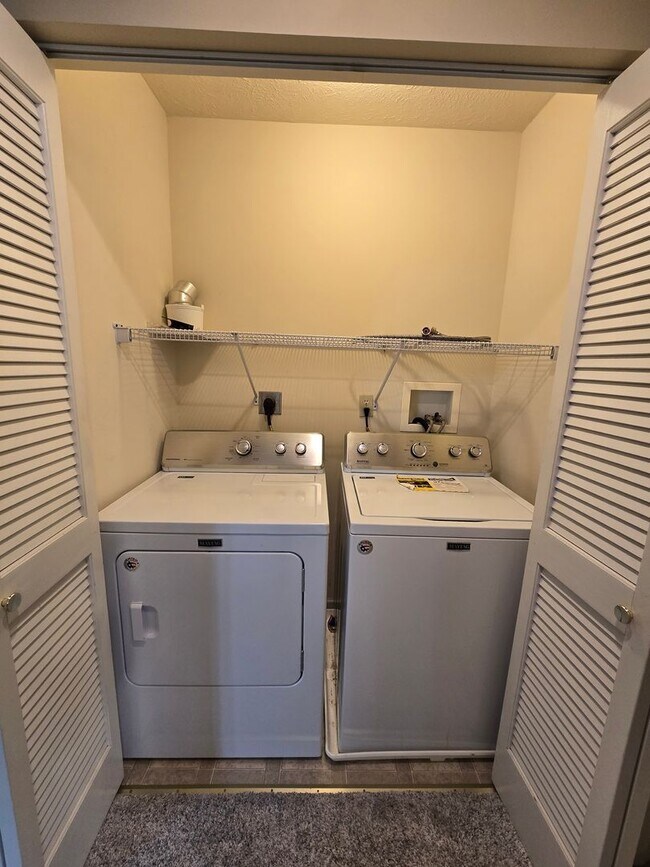 Building Photo - Beautiful End Unit Townhouse - Convenientl...