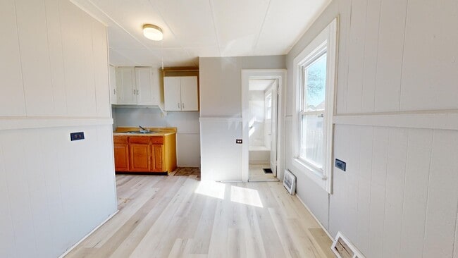 Building Photo - 3123 W 58th St