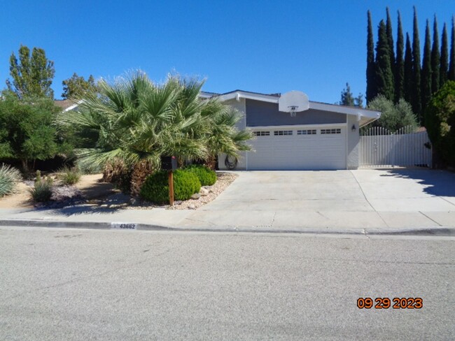 Building Photo - Beautiful Custom Pool Home