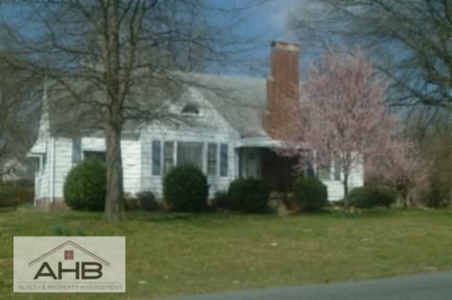 Primary Photo - Great 4 Bedroom Rental Home in Burlington