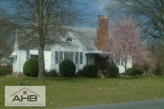 Building Photo - Great 4 Bedroom Rental Home in Burlington
