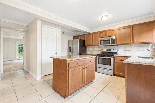 Building Photo - Water Views, Hampton, 3 bed 2.5 bath Ready Now!