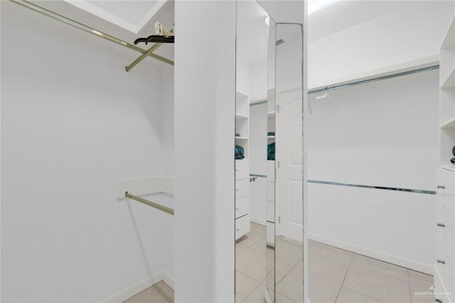 Building Photo - 21 E Thornhill Ave