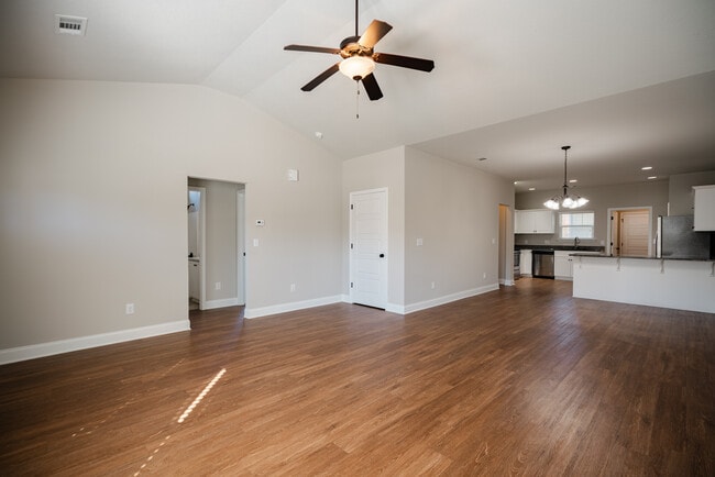 Building Photo - 600 Trellis Square