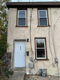 Building Photo - Newly Renovated 2 Bed/1 Bath Row home