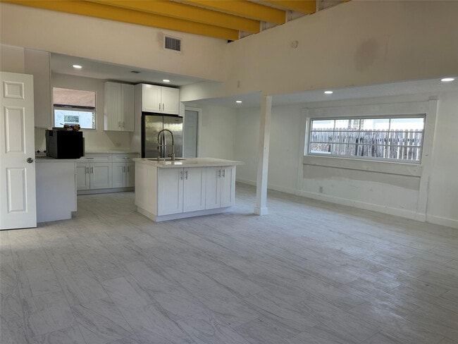 Building Photo - 821 N B St