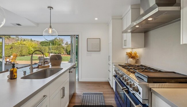 Building Photo - Beautifully remodeled 2BD/2BA single-level home in Tiburon