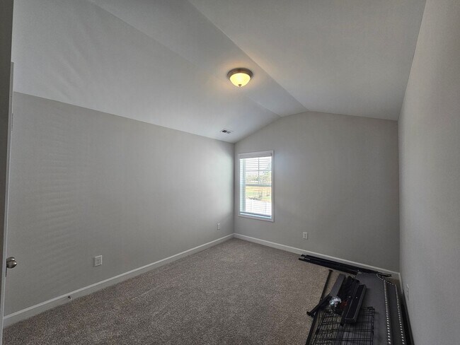 Building Photo - Like New Home featuring 4 Bedrooms, a Loft, and a fully fenced Yard!