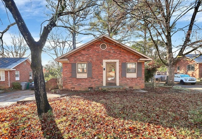 Building Photo - Beautifully Updated Two Bedroom Duplex