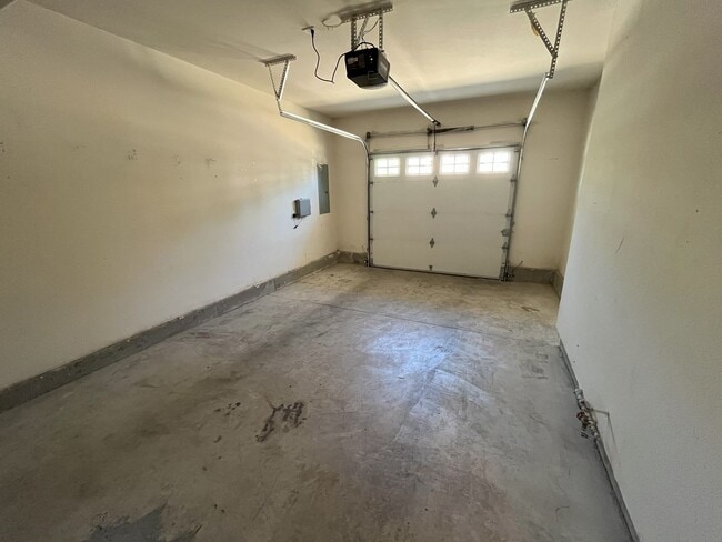 Building Photo - Welcome to this charming 3-bedroom, 3-bathroom home in Forest Grove!