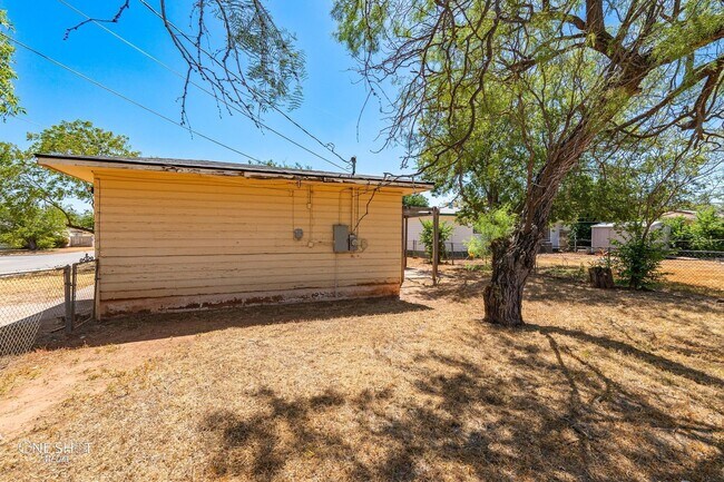 Building Photo - 1002 S San Jose Dr