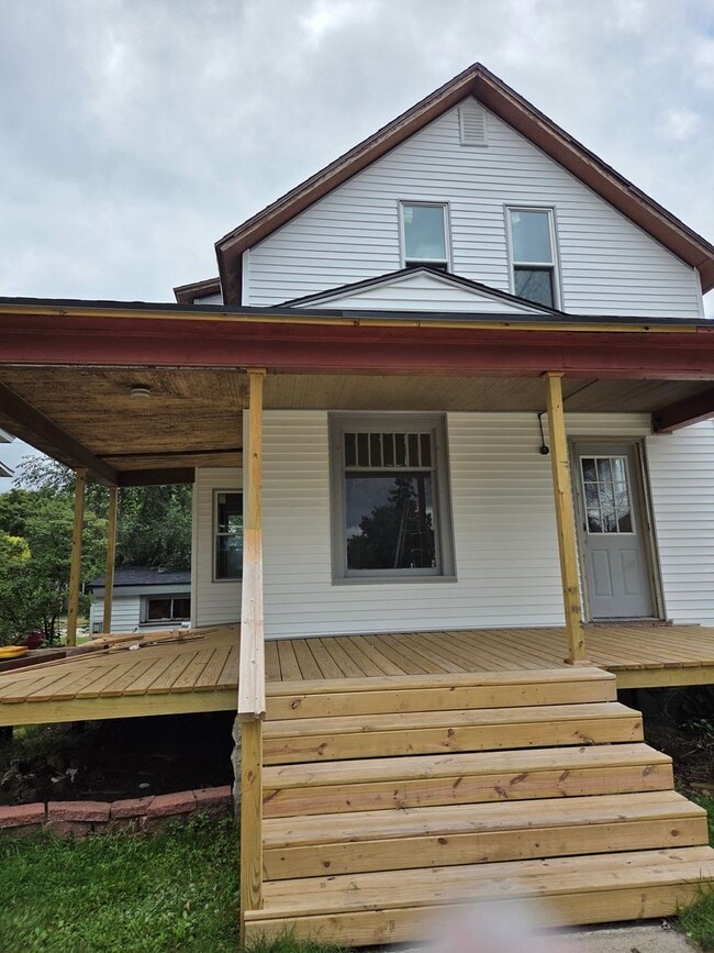 Building Photo - Freshly Updated 4 Bedroom 1 Bath Single Family Home in Marinette