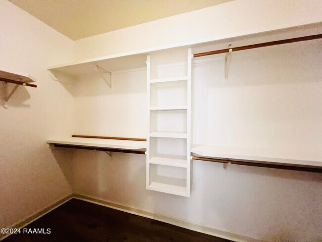 Building Photo - 125 Oakbend Dr