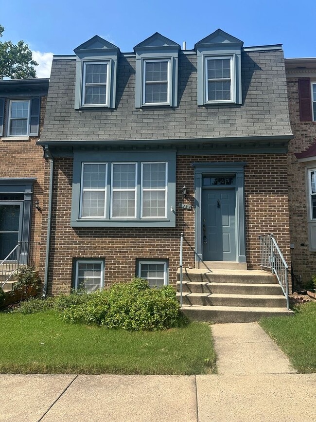 Building Photo - Charming 4 Bedroom 2.5 Bathroom Brick Town...