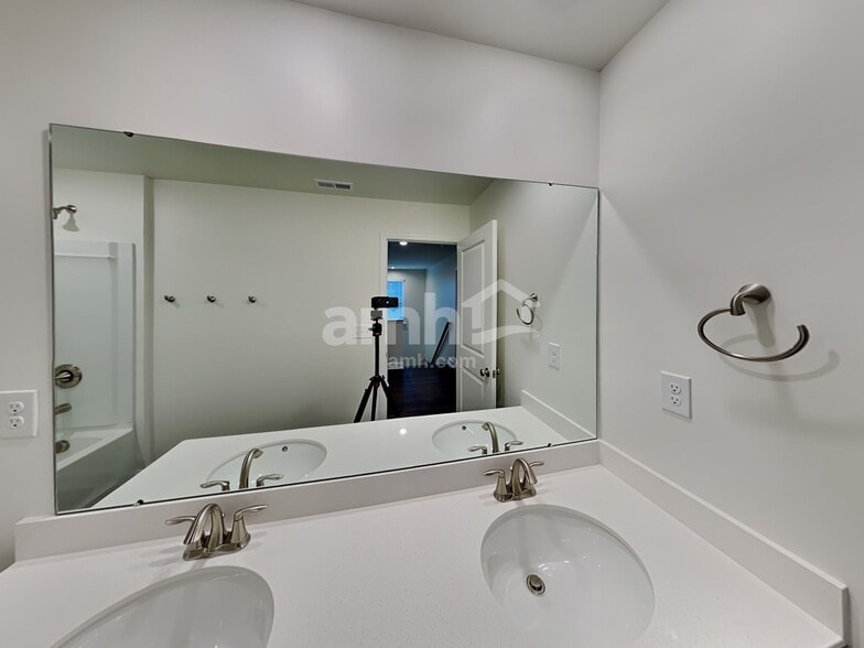 Building Photo - 549 Rivermist Dr