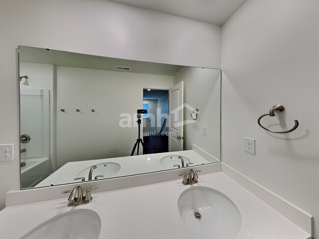 Building Photo - 549 Rivermist Dr