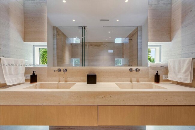 Building Photo - 440 S Mashta Dr