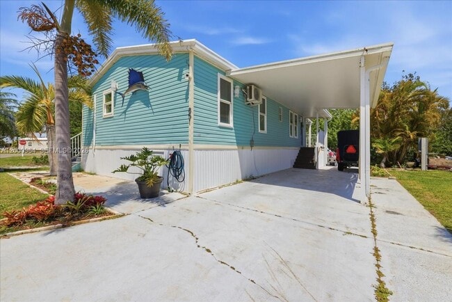 Building Photo - 851 Arapaho