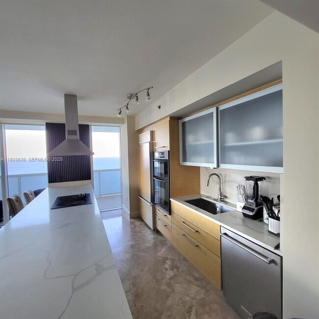 Building Photo - 1830 S Ocean Dr