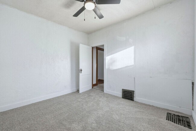 Building Photo - New 2 bedroom house listing!