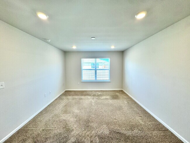 Building Photo - New rental in Brighton Oaks! Conveniently located off Hwy 231, this community conveniently close ...