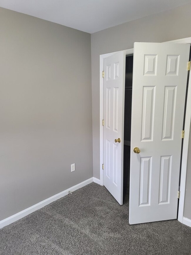 Building Photo - 3 Bedroom 2 1/2 bath Townhome for Rent in Waynesboro