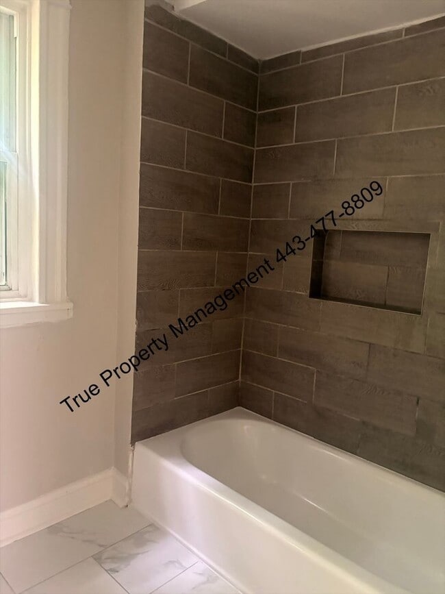 Building Photo - Spacious 3 Bedroom Home with Backyard & In-Unit Washer/Dryer