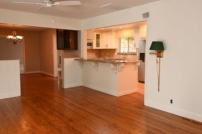 Building Photo - Prime Willow Glen, Just In Time for the Ho...