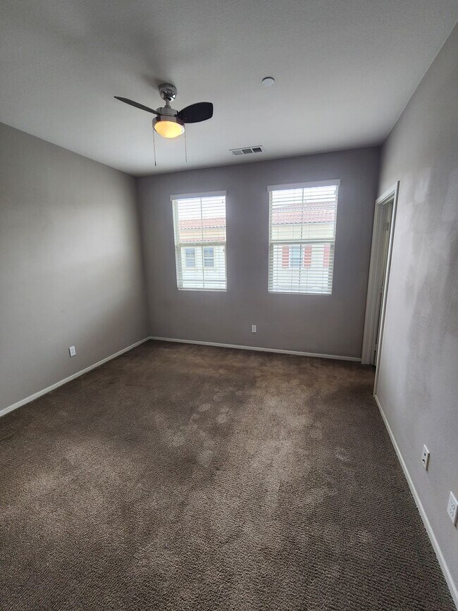 Building Photo - Gorgeous two bedroom home with 2.5 bathroo...