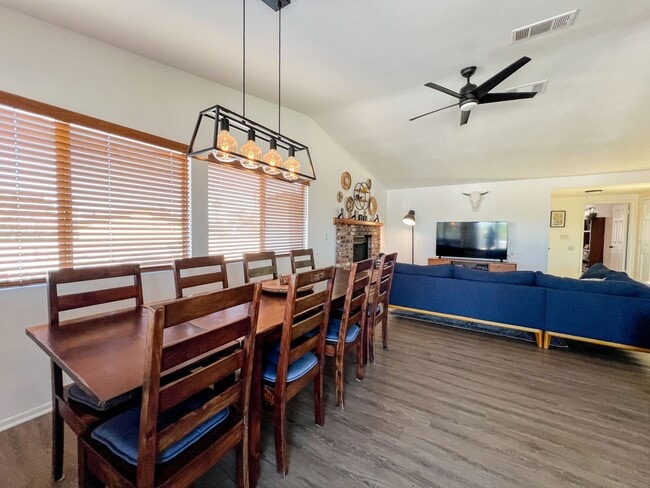 Building Photo - Fully Furnished 4 Bedroom in Sunmore Estat...