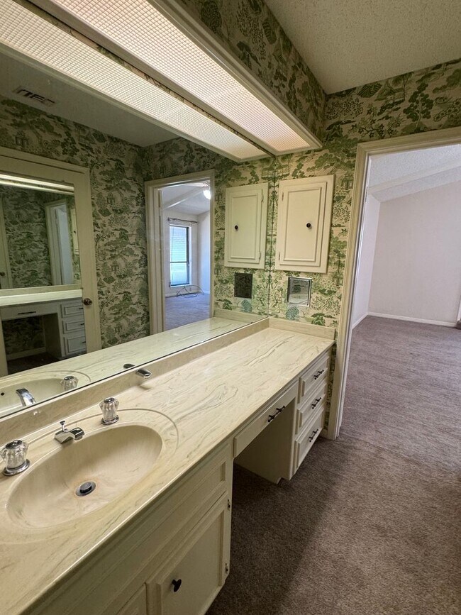 Building Photo - Beautiful Central Waco Home