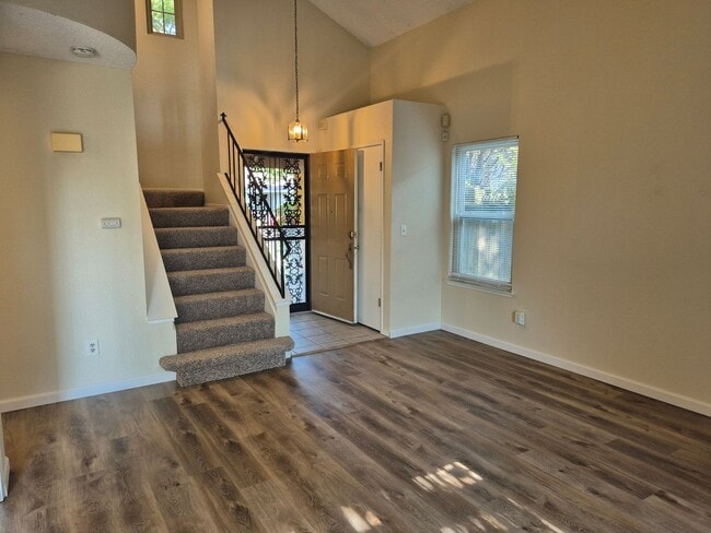 Building Photo - Adorable 3 bedroom 2.5 bath home