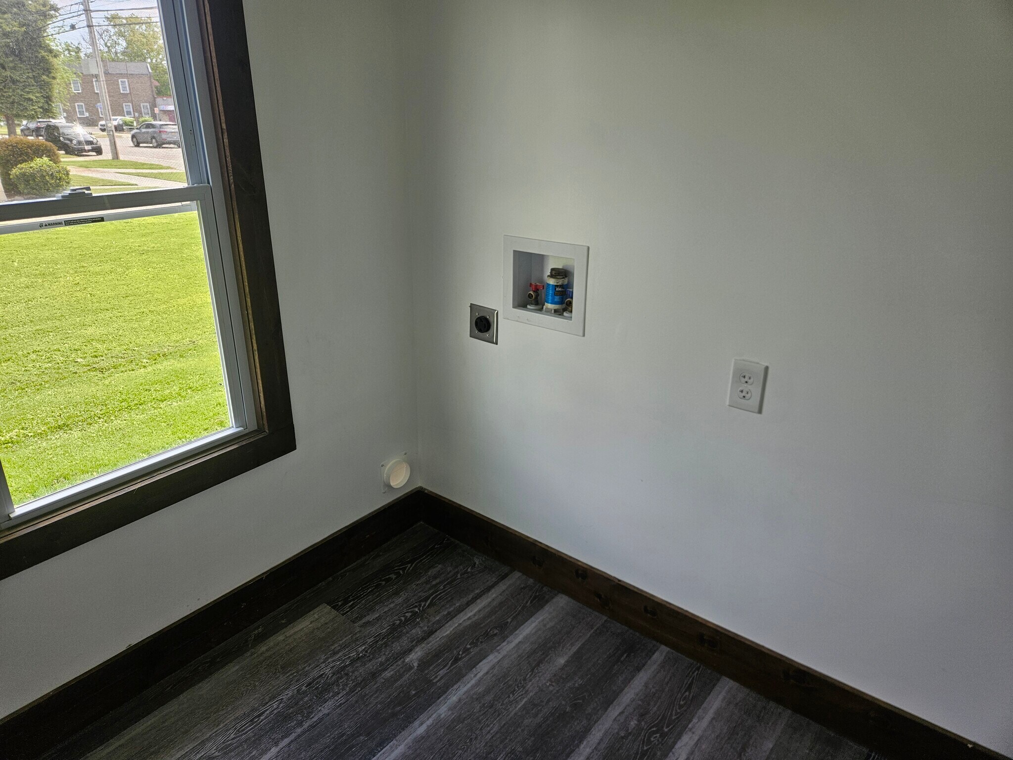 Washer/Dryer hook up - 318 Lake Shore Dr E
