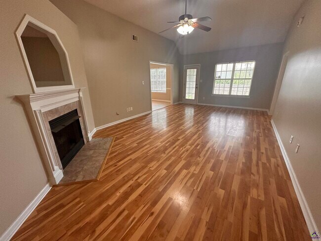 Building Photo - 123 Larkspur Ln