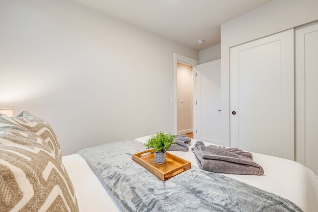 Building Photo - 1600 S Washington St