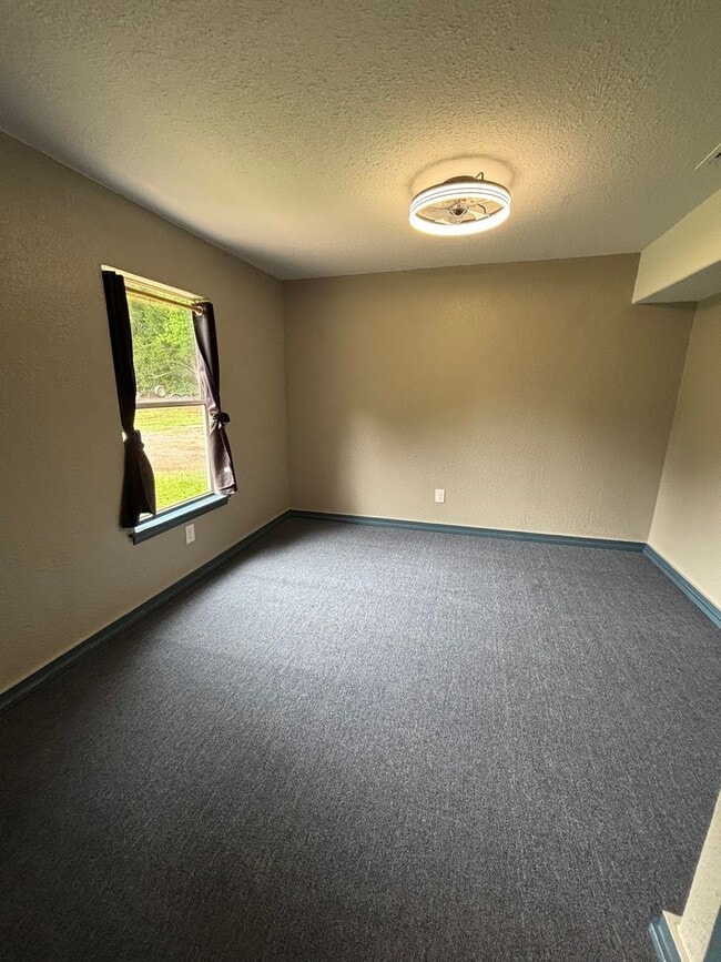 Building Photo - Remodeled 2 Bedroom Unit Off of Bert Kouns