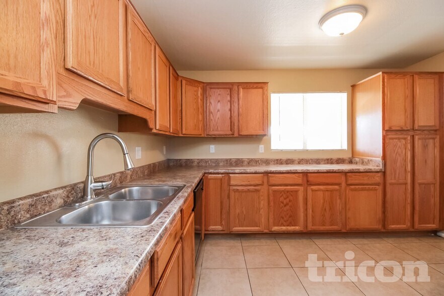 Building Photo - 5017 W Sierra Vista Dr