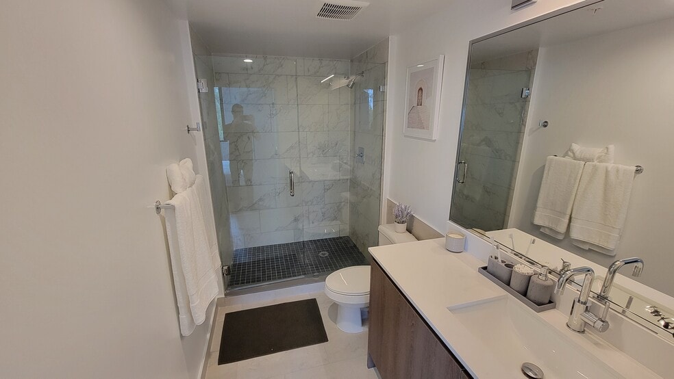 Building Photo - 2490 NE 182nd St