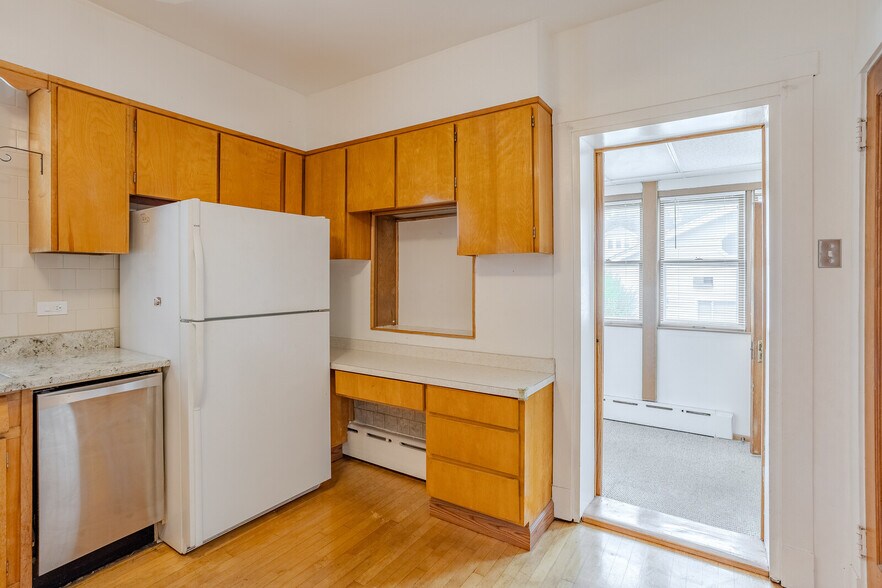 Kitchen - 5250 N Lieb Ave